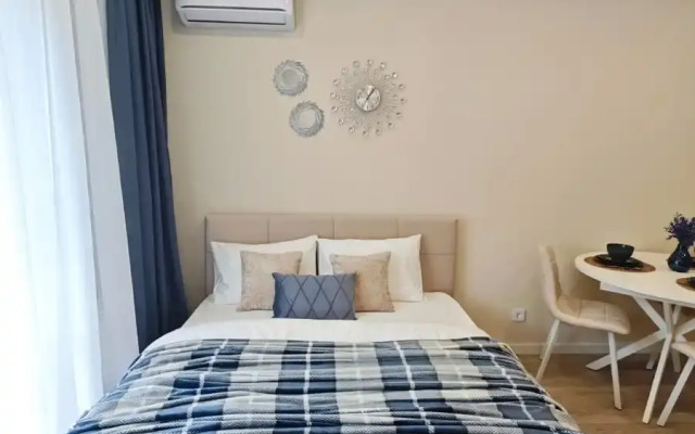 Studiya v Zhk Letniy s vidom na les Apartments