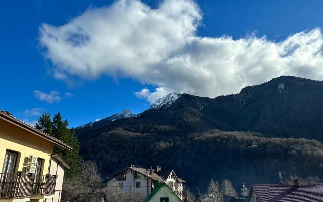 Море квартир с видом на горы