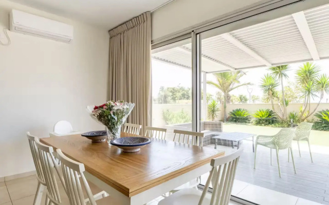 GW002 Gugel Waves Amazing Seaview & Garden Family Apartments Flat