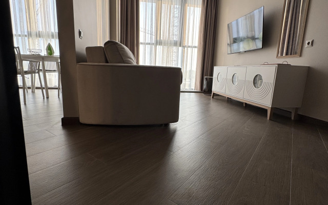 Na Pervoy Linii Poberezhyya Baltiyskogo Morya Flat