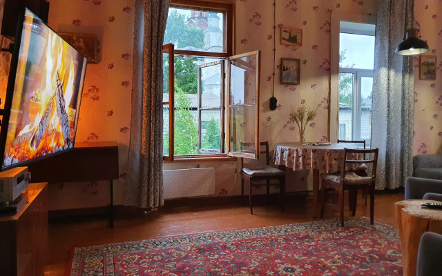 V Starinnom Osobnyake  voskresenskaya - Pamyatnik Provintsialnogo Klassitsizma Flat