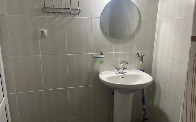 Trekhmestny Uluchshenny S Vannoy Komnatoy Apartment