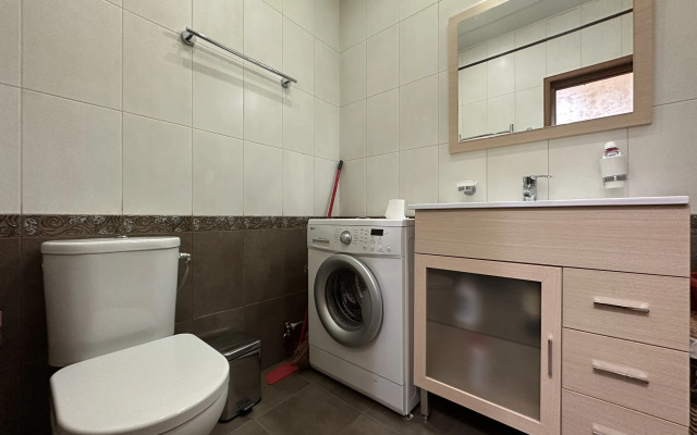 2-K v Novostroyke, Ulitsa Arama, Di482 Flat