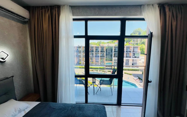 Uyutnye apartamenty s vidom na basseyn Apartments
