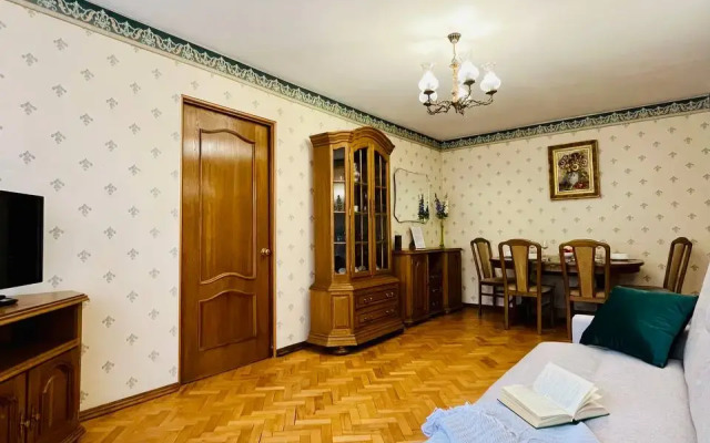 Uyutnaya 3-X Komnatnaya U Metro Akademicheskaya Flat