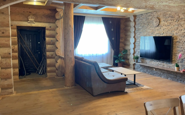 Uyutny dom v lesu u reki Private house