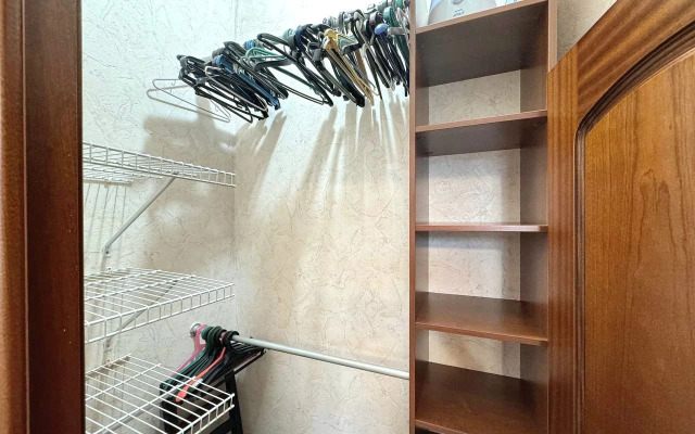 Квартира Трехкомнатная с Балконом и Кондиционером в Центре на Весенней