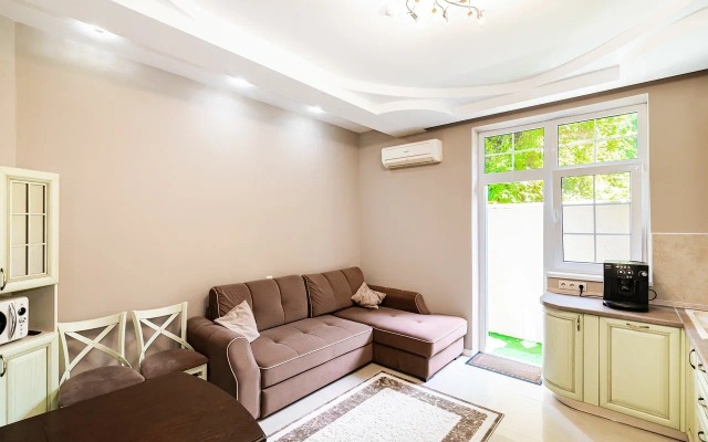 U Morya S Basseinom V Zhk Solnechny Apartments