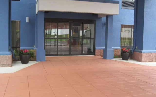 Отель Comfort Inn & Suites