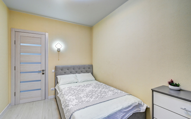 evro trekhkomnatnye MorskayaSimfonya-2 s balkonom, bassejnom na territorii ZhK Apartments