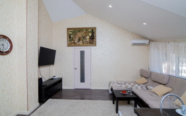 Апартаменты Трехкомнатная квартира на ул. Колхозной 112