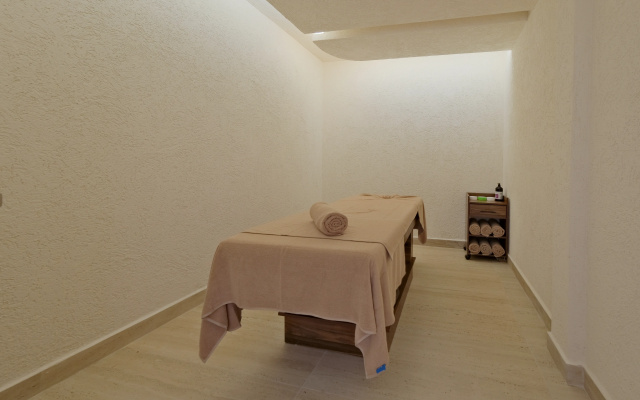 Prive Suite Side & Spa  (Adult Only 16+)