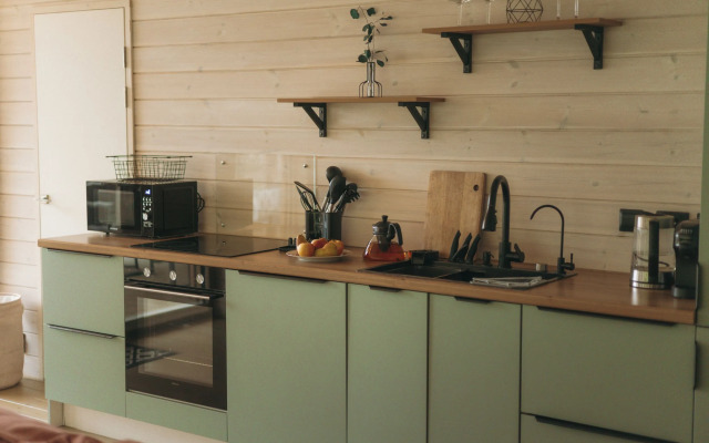 Частный дом с баней бочкой у воды и леса