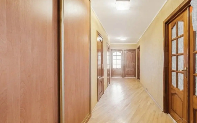 Apartments Trekhkomnatnye Na Ulitse Rafieva