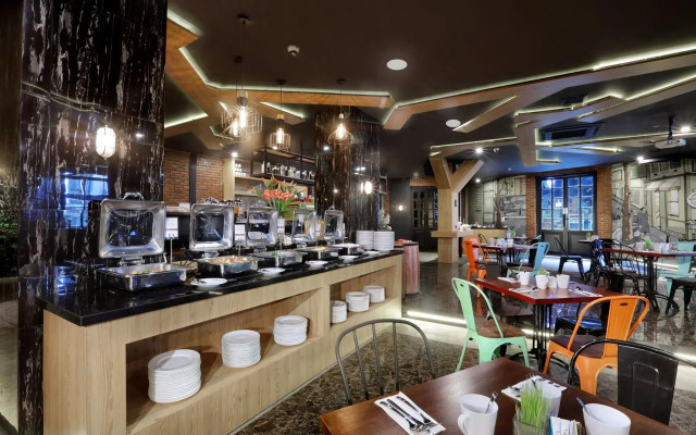 Отель Favehotel Madiun