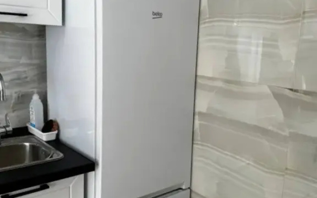 Квартира Уютная студия с балконом и бассейном во дворе