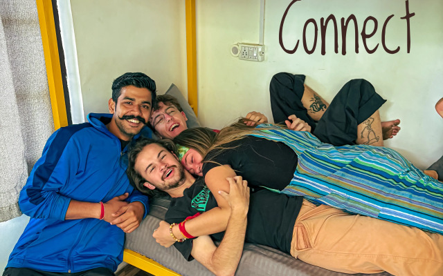 Хостел Young Monk Hostel & Cafe Dharamkot