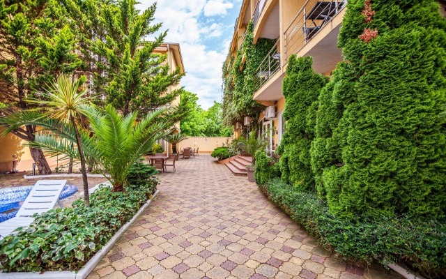 U Morya S Basseinom V ZhK Solnechnyij Apr42 Apartments
