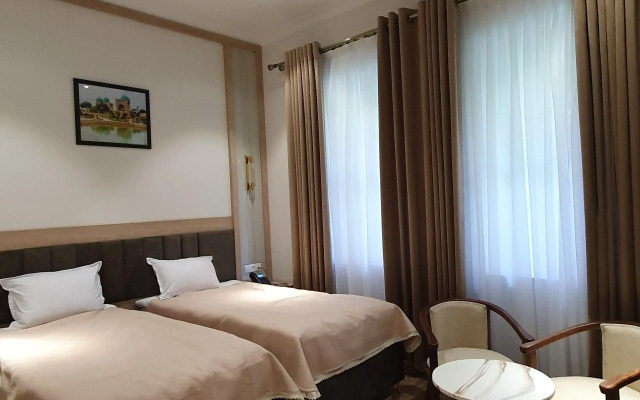 Отель Karvon Plaza