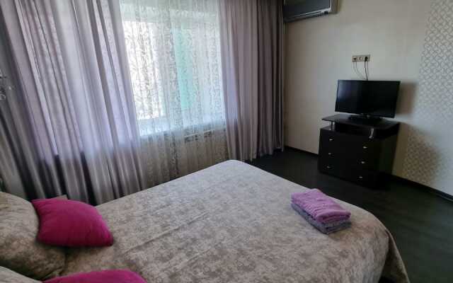 Tryohkomnatnye V Tsentre Goroda Po Istomina 41 Apartments
