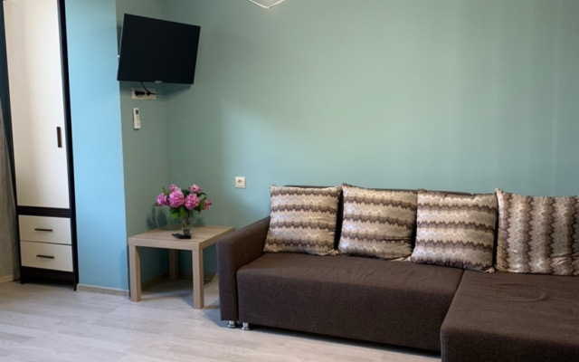 U Morya v Sukhume na Turbaze Akirtava 30 Apartments