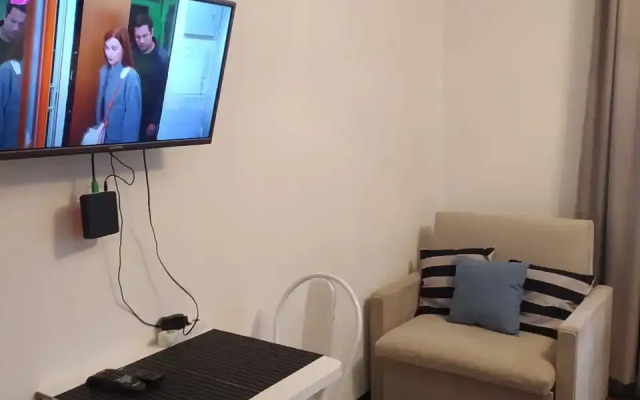 Na 3 chelovek v Strizhakh s balkonom Flat