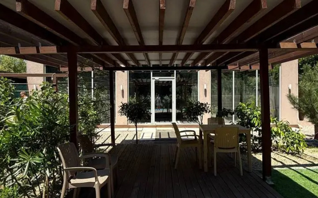 U Lesa S Basseynom Private House