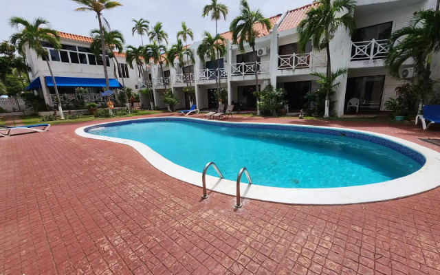 Chrisanns Beach Resort Apartments