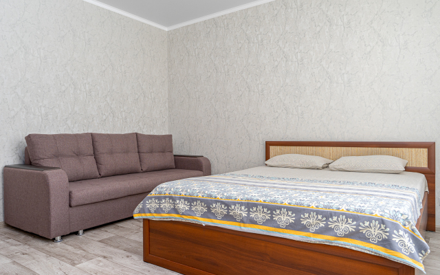 Svetlaya kvartira s parkovkoy na Gubkina Flat