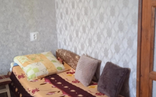 Tryokhkomnatnaya V Posyolke Ordzhonikidze Flat