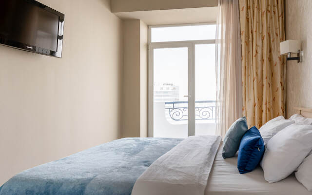 Apart Vl Na Naberezhnoy S Vidom Na More Apartments