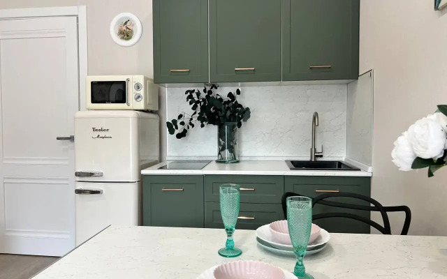 Dlya Tryokh Gostey S Balkonom Apartments