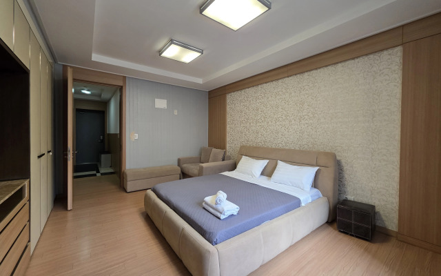 V Khayville Ryadom s Posolstvom Ssha Apartment