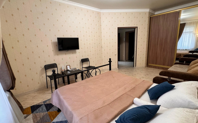 Tolstogo 180b 1 Etazh Flat