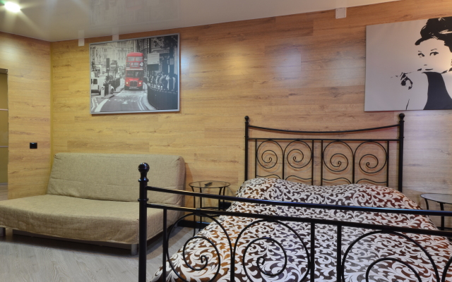 Na Naberezhnoy Na 9 Chelovek Flat