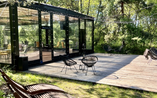 Поляна Глэмпинг, 1-я линия моря (12+)