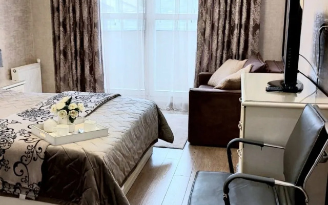 Апартаменты в центре с тремя спальнями на Червякова 55 рядом с парком Победы