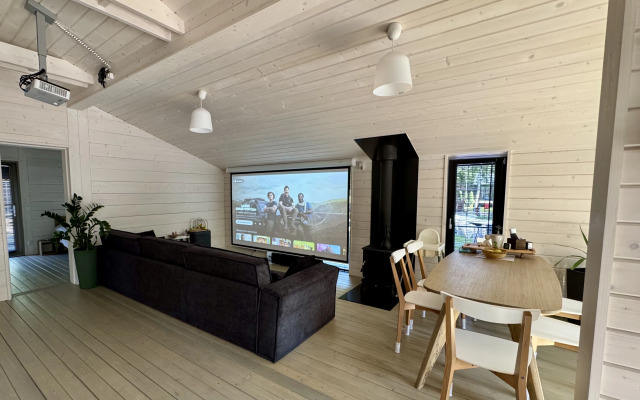 Частный Дом с Верандой в Лесу