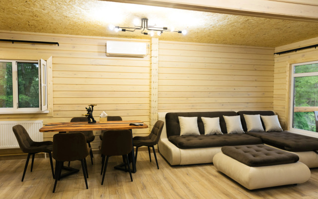 S Basseynom v Guamke Private House