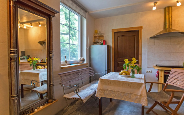 Na Sibiryakova 10 Private House