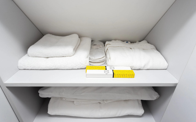 Квартира с Мансардными Окнами и Видом на Море