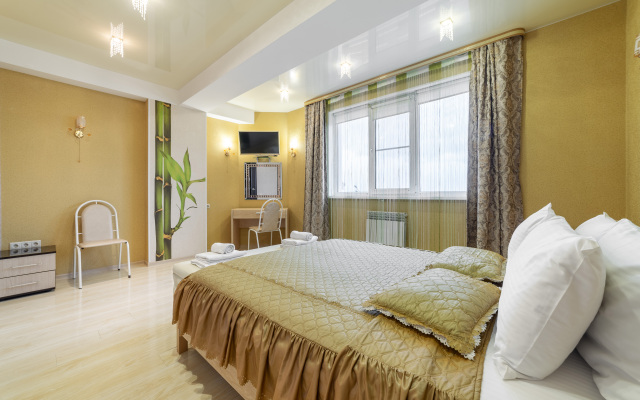 Prostornaya dlya gostey 6kh s kaminom i vidom na more Flat