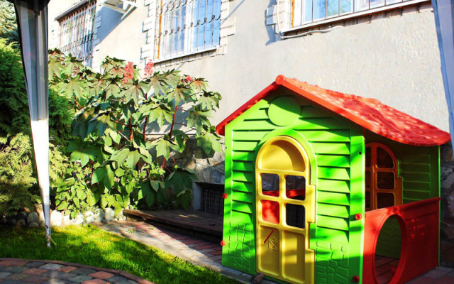 Taunhaus so svoim dvorom Kubanskij Dvorik 1 Private house