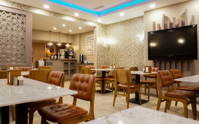 Raymond Old City Hotel