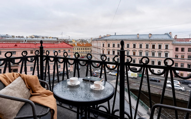 Квартира просторная с балконом и впечатляющим видом на канал Грибоедова