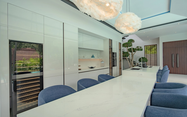 Luxury Infinity Pool Villa in Nai Harn Villa