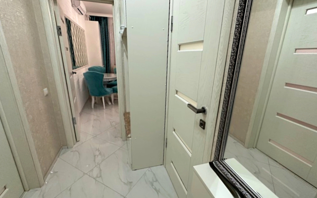 Chkalova 37 na chetvertom etazhe s lodzhiey Apartments