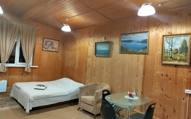 Uyutny Domik V Dvortsovom Sele Ostrov Guest House