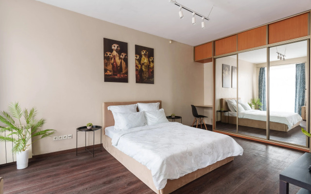 V Gostyakh U Surikatov Flat