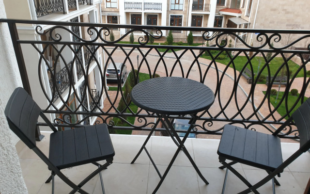 U Morya V ZhK Izumrudnyij Gorod Apartments